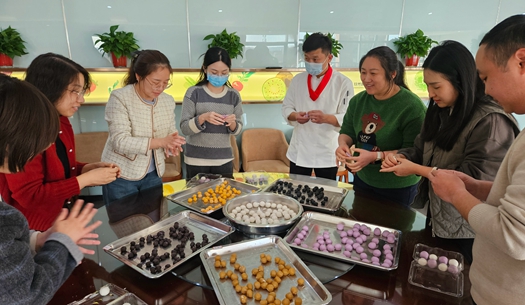 滾湯圓、猜燈謎、制花燈~~元宵節(jié)就要這樣過